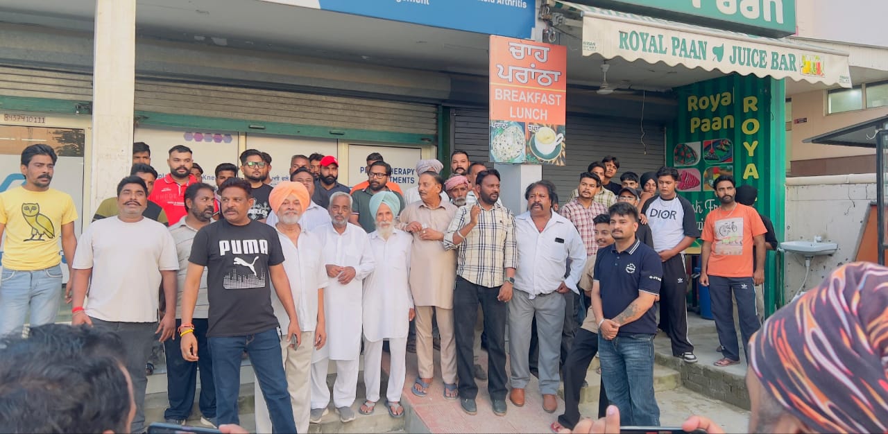 Local residents protested against the illegal lottery and betting business going on daily in Badungar area.